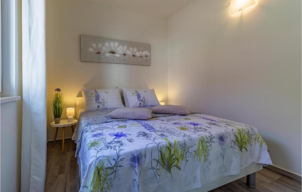 Posteľ alebo postele v izbe v ubytovaní Gorgeous Apartment In Valbandon