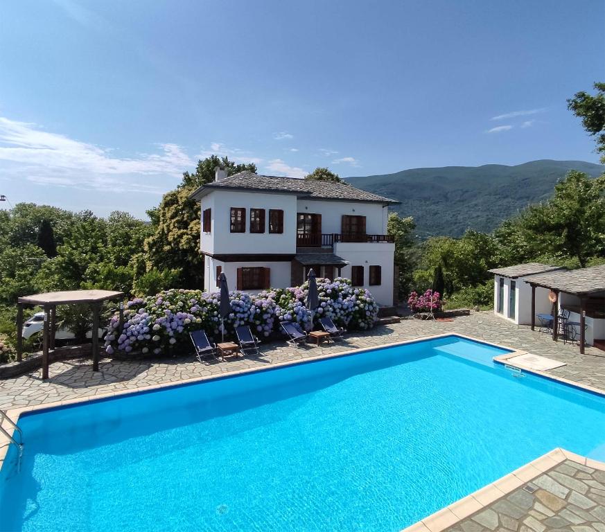 Bazén v ubytovaní Vrionis House alebo v jeho blízkosti