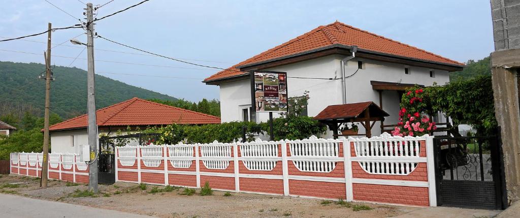 uma cerca branca em frente a uma casa em Guest house Medina em Belogradchik