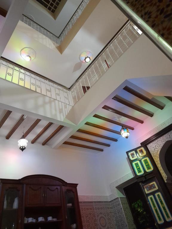 een kamer met een plafond met houten balken bij story house salah in Rabat