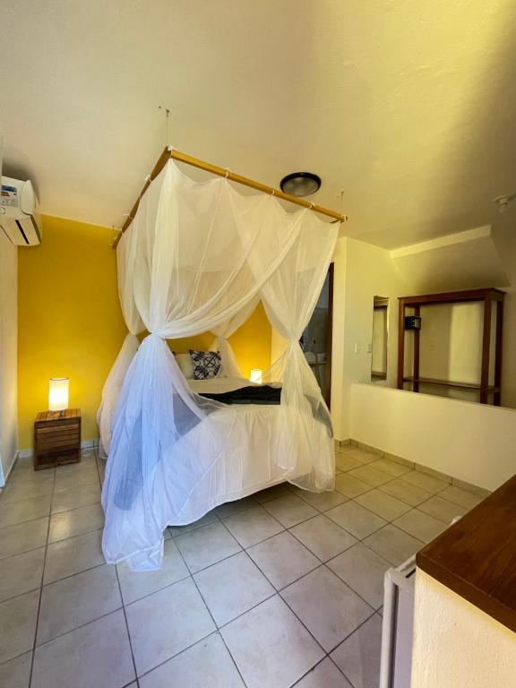 Postel nebo postele na pokoji v ubytování Pousada Arraial Colonial, Localizada no Centrinho e de Fácil Acesso a Praia e a Rua Mucugê