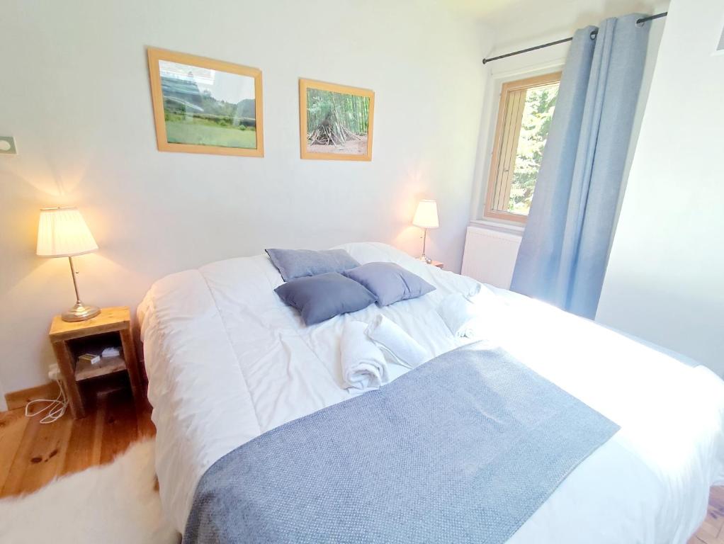 Posteľ alebo postele v izbe v ubytovaní LES CIMES BLANCHES CLEDICIHOME Chalet 10 pers SPA & Grand terrain 4 MINUTES DES PISTES