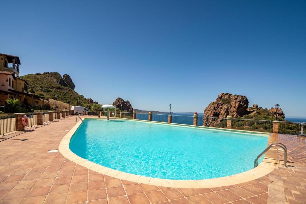 - une piscine avec vue sur l'océan dans l'établissement L'Estasi Tanca Piras a bordo piscina con vista mare, à Nebida