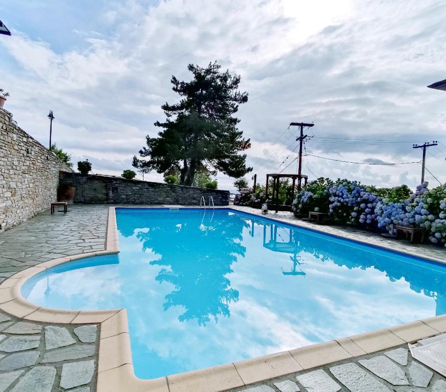 Bazén v ubytovaní Vrionis House alebo v jeho blízkosti