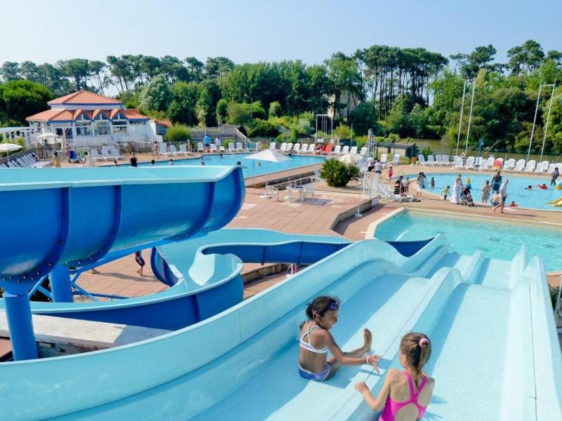 Bazén v ubytovaní Résidence 1 située dans un Magnifique Village Vacances Familiale alebo v jeho blízkosti