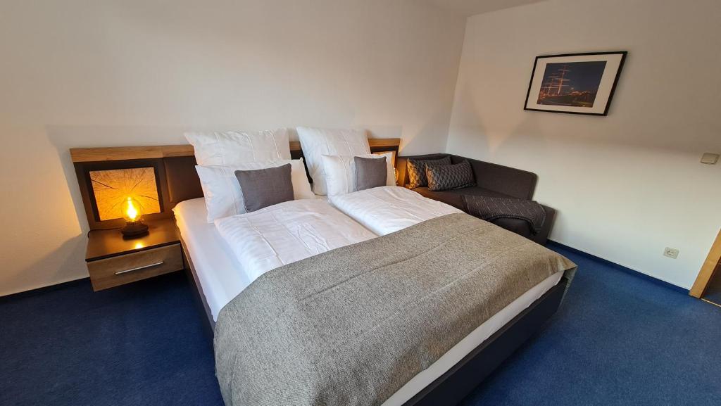 ein Hotelzimmer mit einem großen Bett und einer Lampe in der Unterkunft Ferienwohnung Camping Buchholz in Hamburg