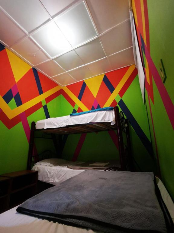 Voodi või voodid majutusasutuse Lienzo Hostel and Mural Art Museum toas