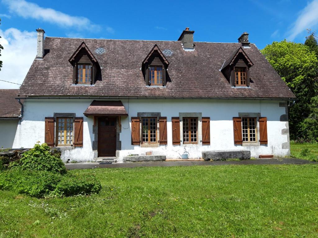 an old white house with a brown roof at Gite Rural in Eygurande