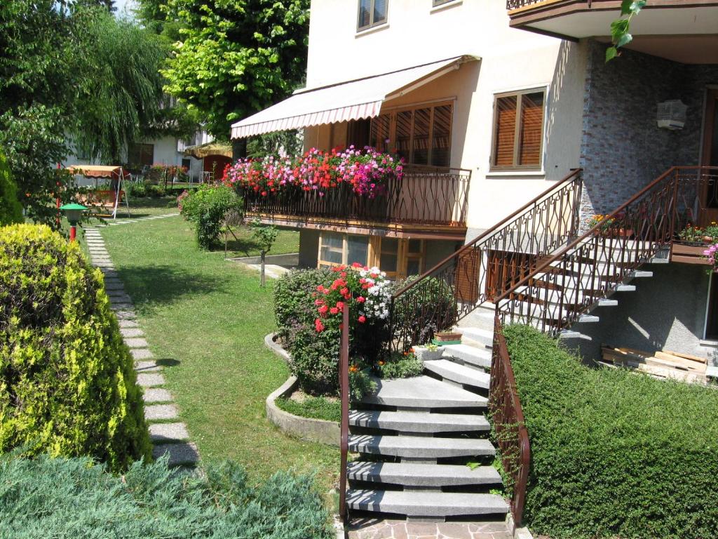 une maison avec des escaliers menant à une cour fleurie dans l'établissement Lander Residence, à Piano dʼArta