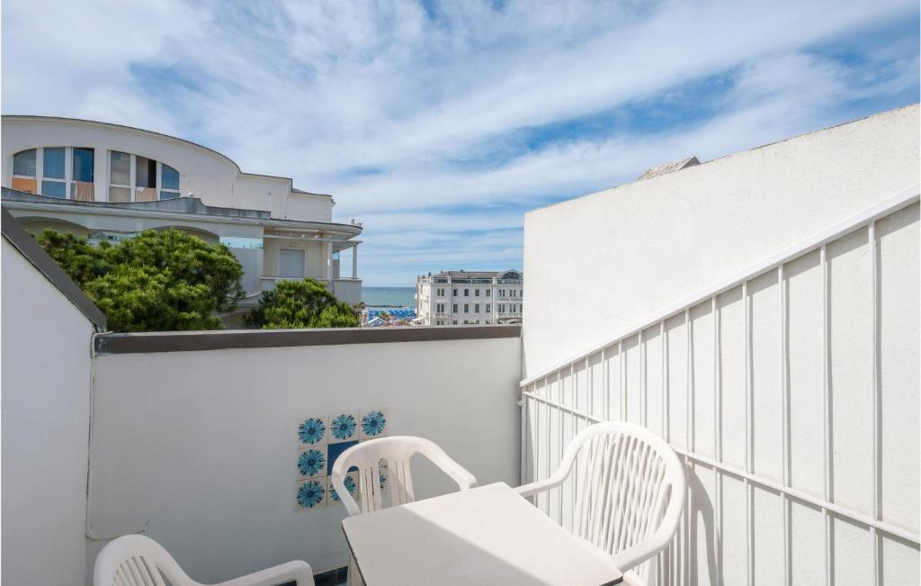 Biały balkon z białą poręczą i dwoma białymi krzesłami w obiekcie Quadri w mieście Cattolica