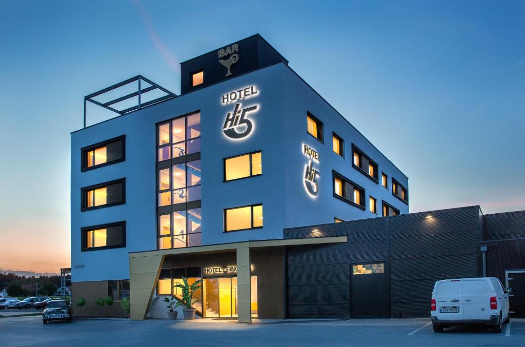 a building with a sign on the front of it at Hi5-Hotel Seiersberg in Windorf
