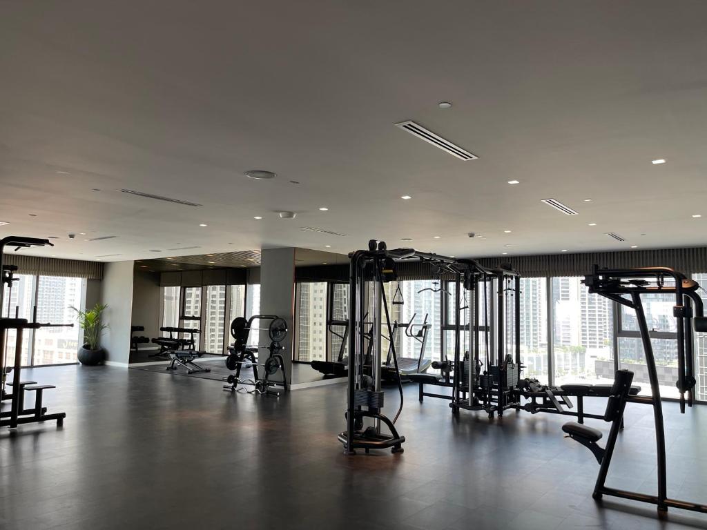 Fitness centrum a/nebo fitness zařízení v ubytování Paramount midtown residence luxury 3 bedroom with amazing sea view and close to burj khalifa and dubai mall