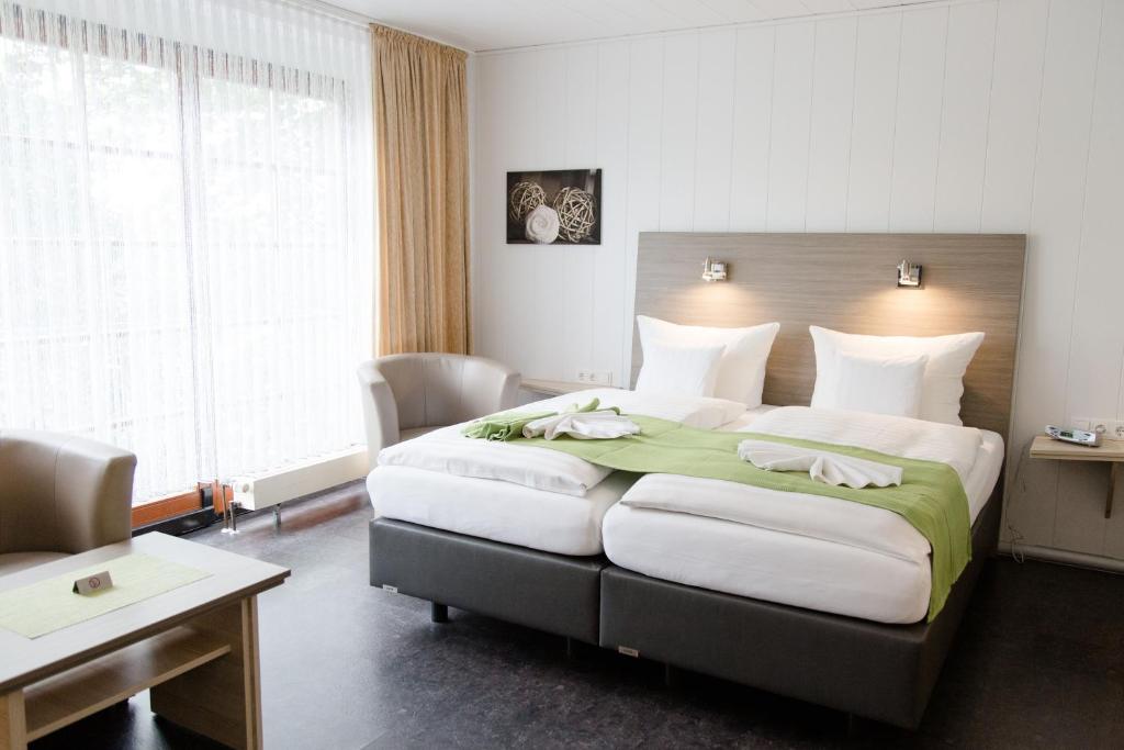 Postel nebo postele na pokoji v ubytování Friesen Hotel