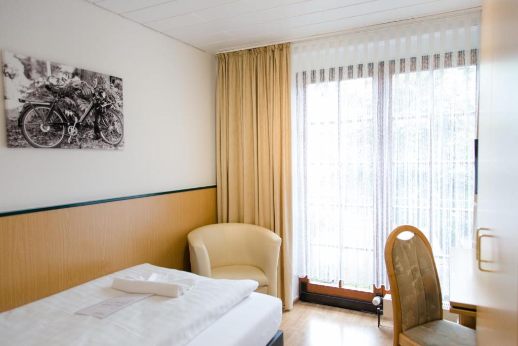 Postel nebo postele na pokoji v ubytování Friesen Hotel