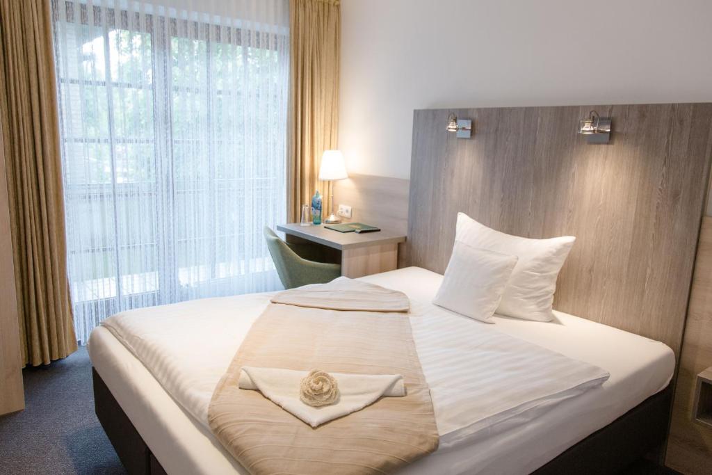 Postel nebo postele na pokoji v ubytování Friesen Hotel
