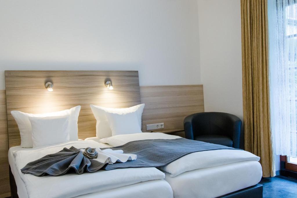 Postel nebo postele na pokoji v ubytování Friesen Hotel