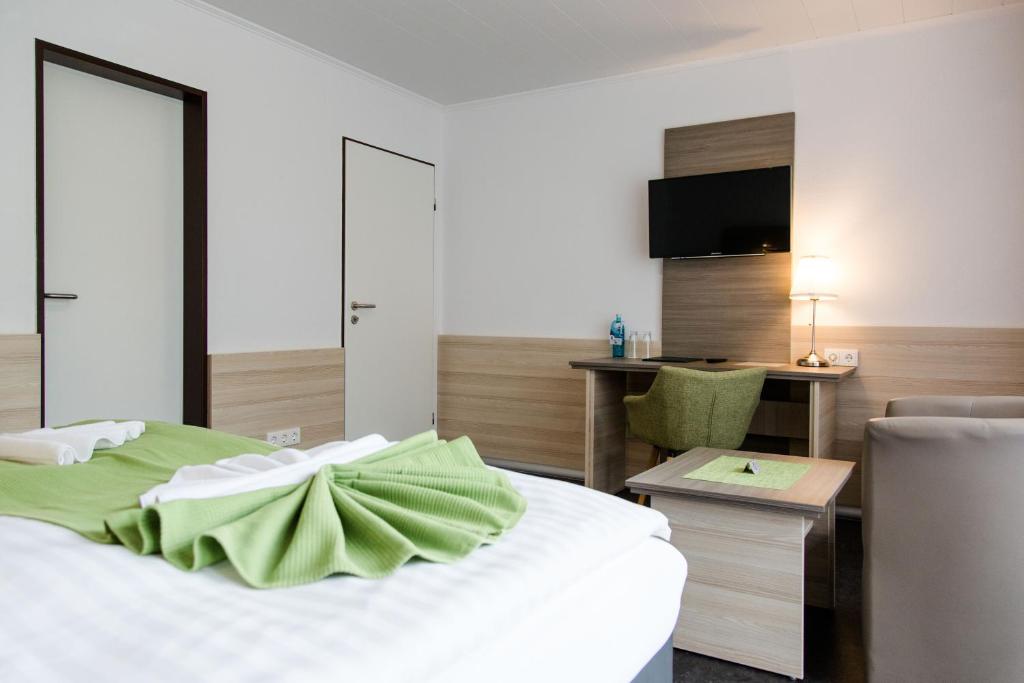 Postel nebo postele na pokoji v ubytování Friesen Hotel