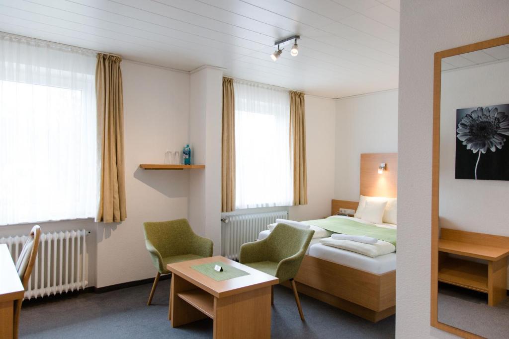 Postel nebo postele na pokoji v ubytování Friesen Hotel
