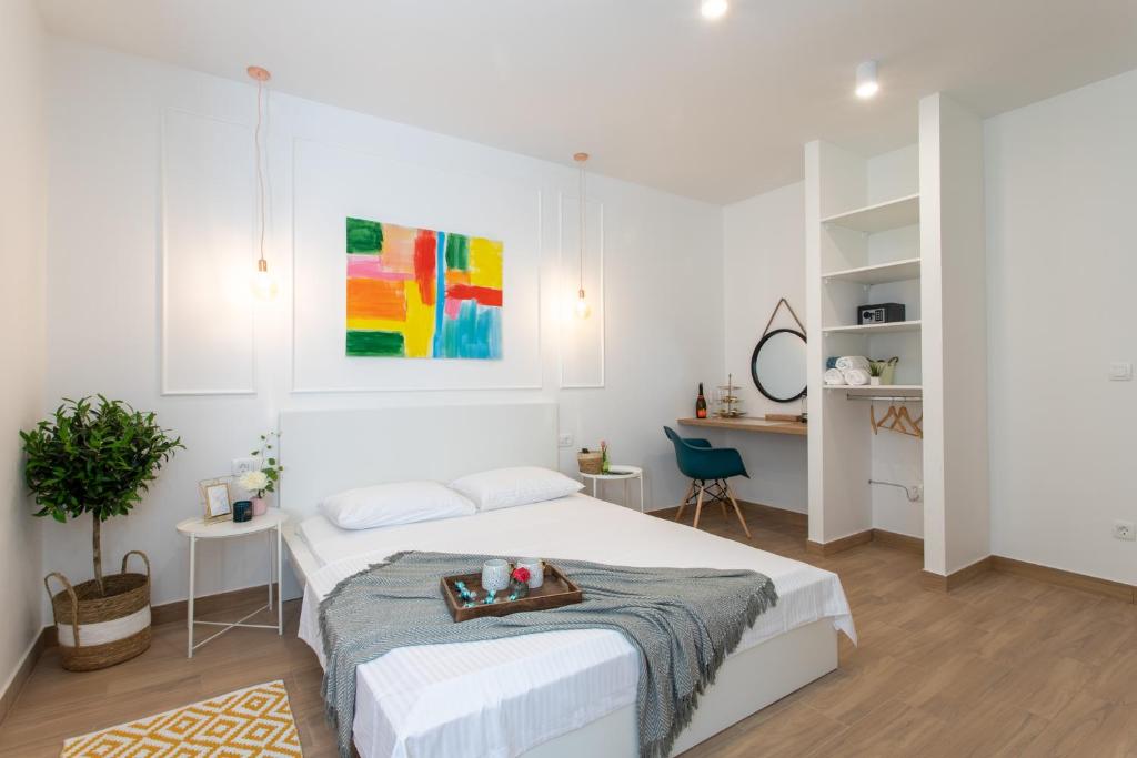 Habitación blanca con cama y escritorio en Sweet rooms en Split