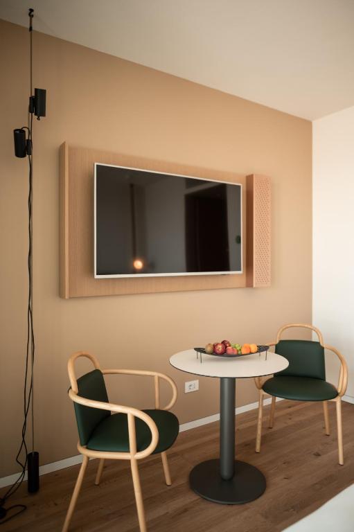 TV a/nebo společenská místnost v ubytování Laguna Faro Suites - Adults Only