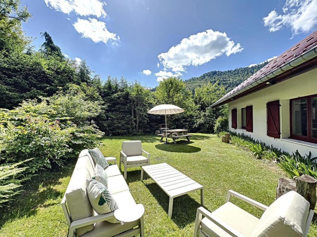Vonkajšia záhrada v ubytovaní LES CIMES BLANCHES CLEDICIHOME Chalet 10 pers SPA & Grand terrain 4 MINUTES DES PISTES