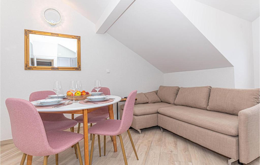 Posezení v ubytování Pet Friendly Apartment In Pirovac