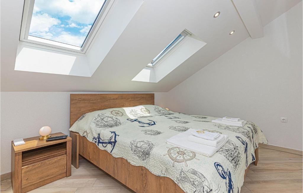 Postel nebo postele na pokoji v ubytování Pet Friendly Apartment In Pirovac