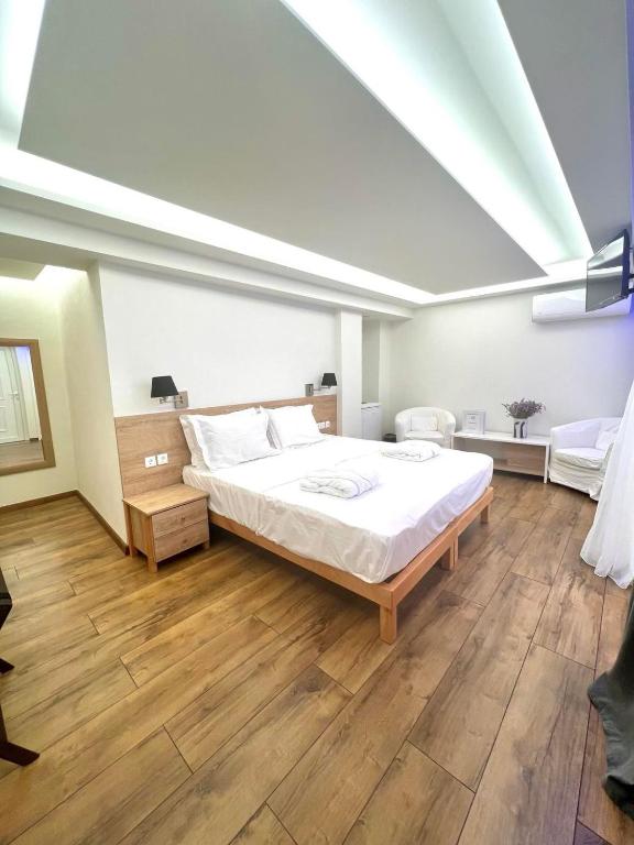 Postel nebo postele na pokoji v ubytování Rozos Hotel