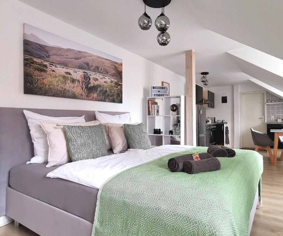 a bedroom with a large bed with towels on it at Fynbos Studio DG in der Altstadt, Frauenkirchenblick, Parkplatz in Meißen