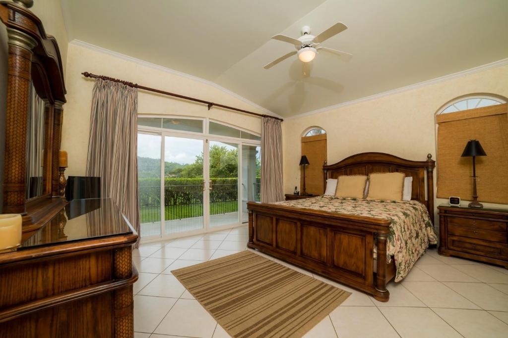 1 dormitorio con cama y ventana en Los Suenos Resort Colina 5E two bedroom by Stay in CR, en Herradura