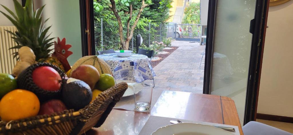 リミニにあるLa Casina di Frankの客室内のテーブルにフルーツバスケットを用意しています。