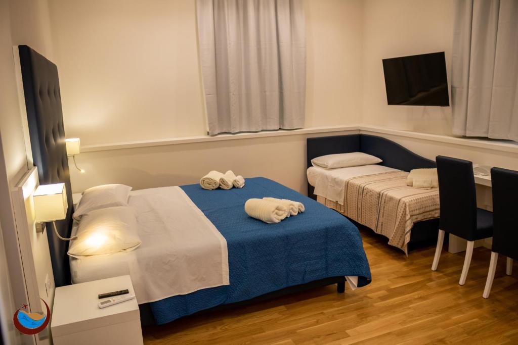 pokój z 2 łóżkami i stołem z ręcznikami w obiekcie Beauty House Via Veneto w mieście Reggio di Calabria