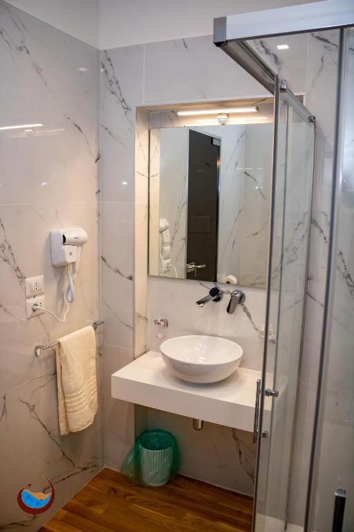 łazienka z umywalką i lustrem w obiekcie Beauty House Via Veneto w mieście Reggio di Calabria