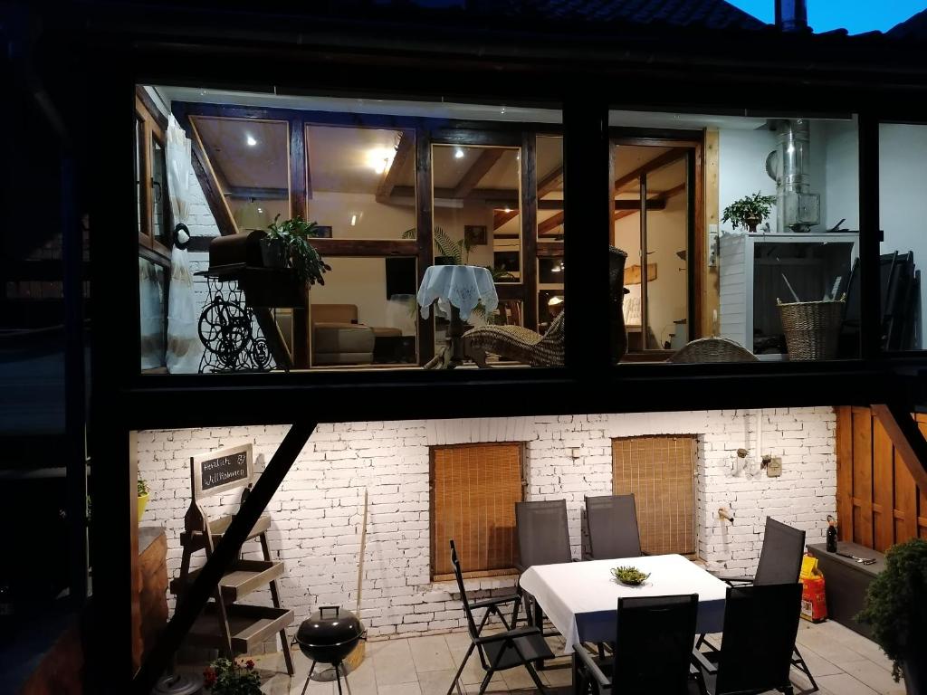 uma vista para uma sala de jantar e cozinha a partir de uma janela em Blumenwerkstatt em Dankerode