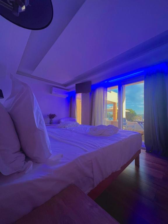 Postel nebo postele na pokoji v ubytování Rozos Hotel