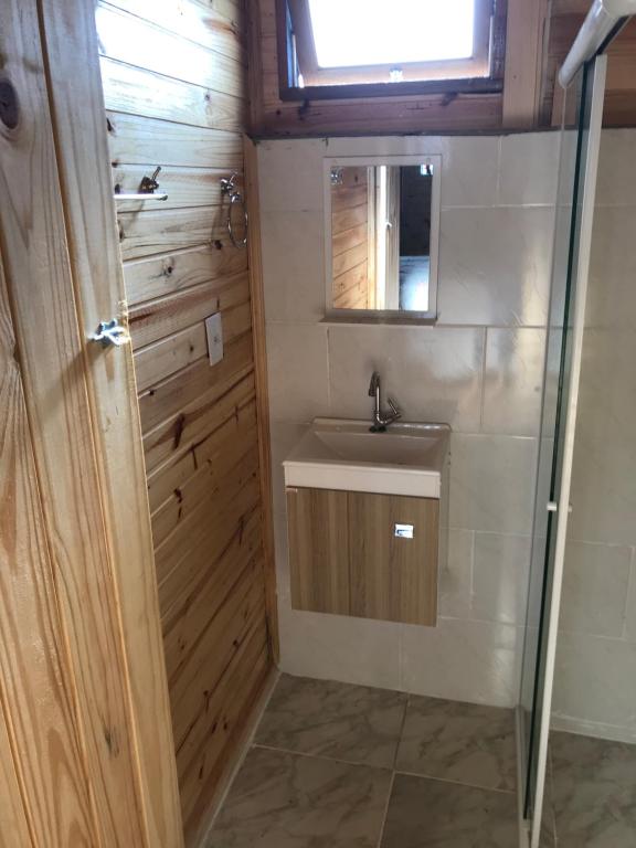 a bathroom with a sink and a mirror at Chalé Brisa do Valle in Urubici