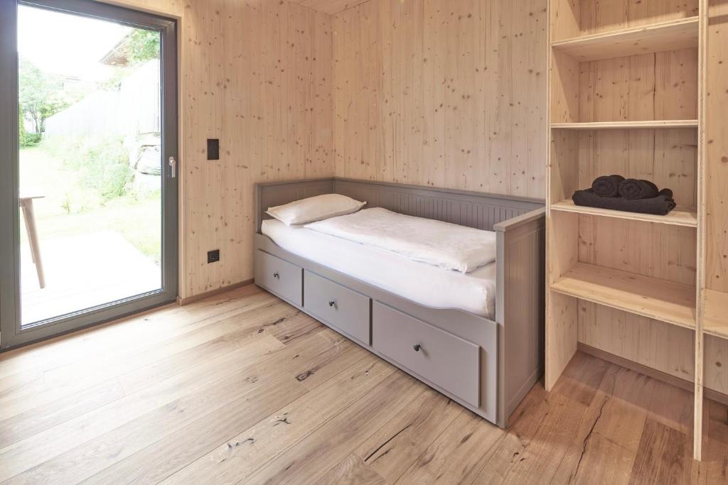 Postel nebo postele na pokoji v ubytování Black Forest Lodges - gehobene Ferienwohnungen mit Privatsaunas
