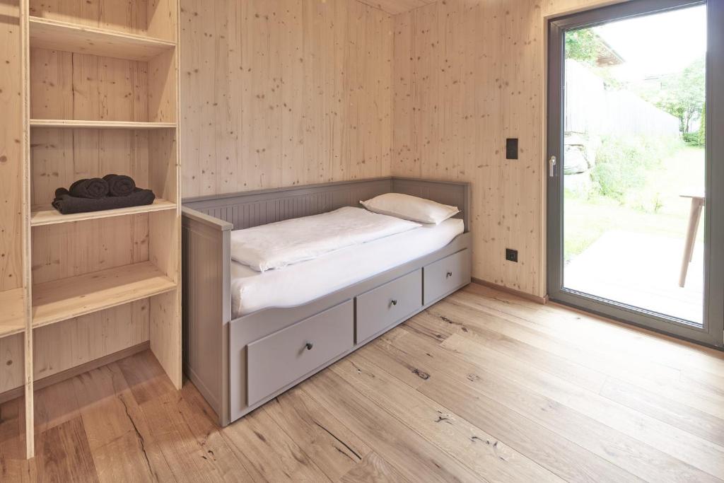Postel nebo postele na pokoji v ubytování Black Forest Lodges - gehobene Ferienwohnungen mit Privatsaunas