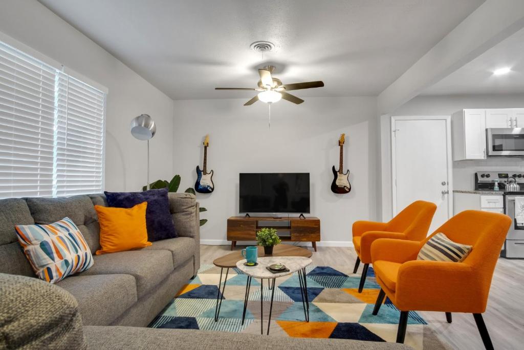 sala de estar con sofá y TV en The Harmony Designer Home in Central DFW home en North Richland Hills