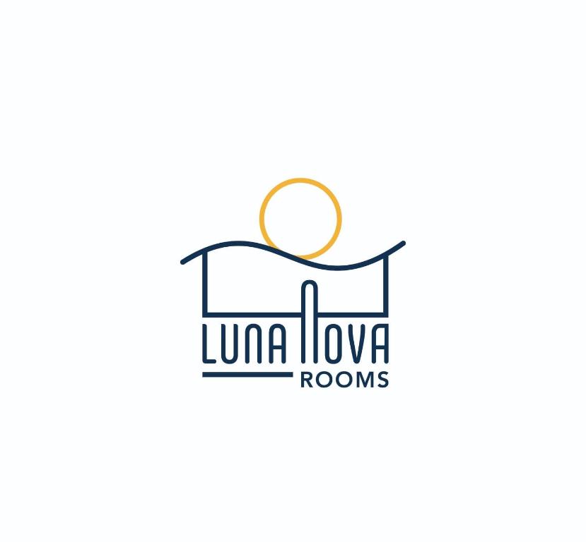um homem com uma bandeira de luna flow rooms logotipo em Luna Nova Rooms em San Valentino Torio