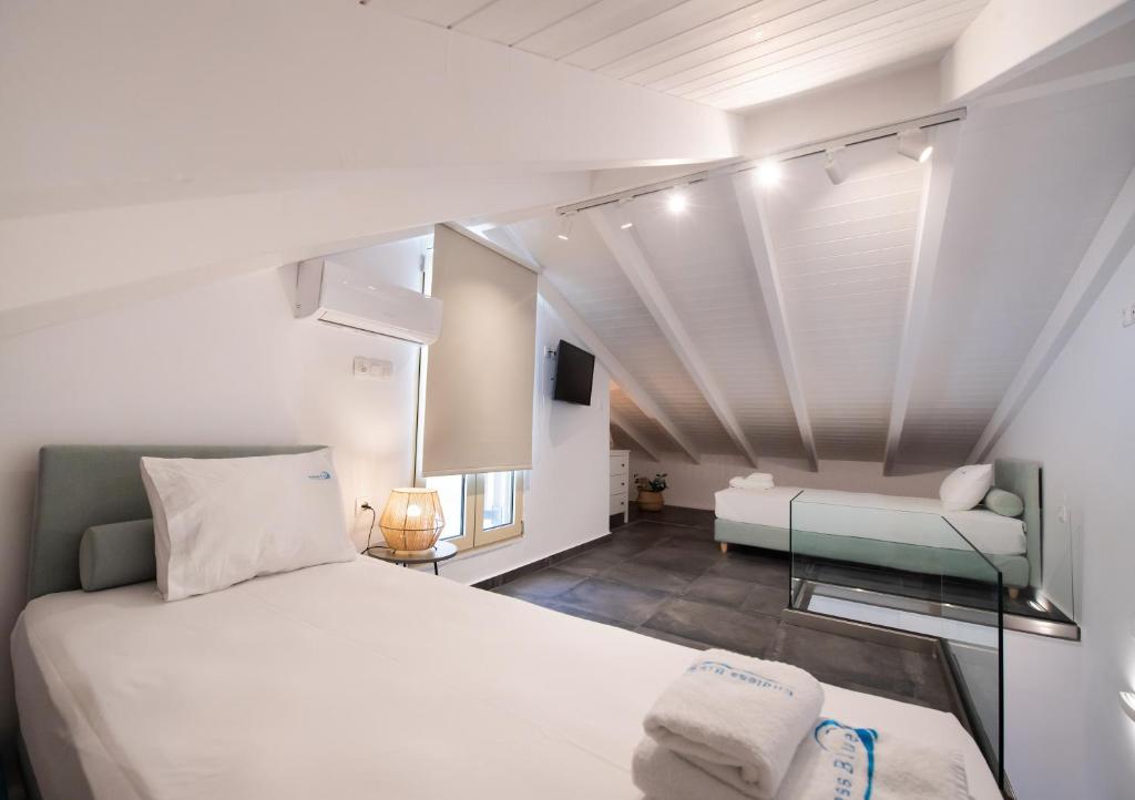 Łóżko lub łóżka w pokoju w obiekcie MELODIA LEFKADA Maisonette 1