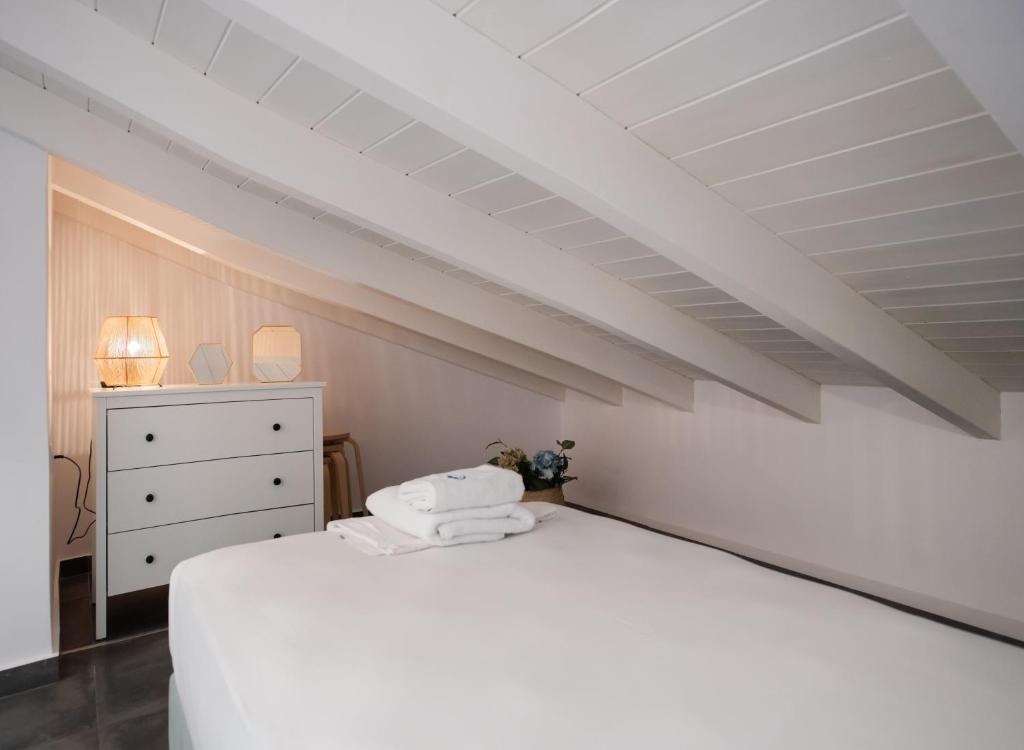 Łóżko lub łóżka w pokoju w obiekcie MELODIA LEFKADA Maisonette 1