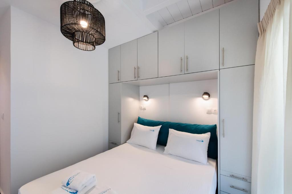 Łóżko lub łóżka w pokoju w obiekcie MELODIA LEFKADA Maisonette 1