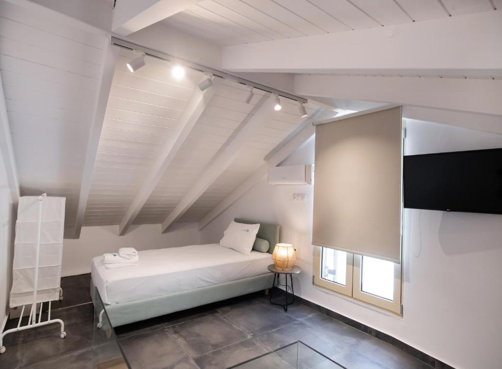 Łóżko lub łóżka w pokoju w obiekcie MELODIA LEFKADA Maisonette 1