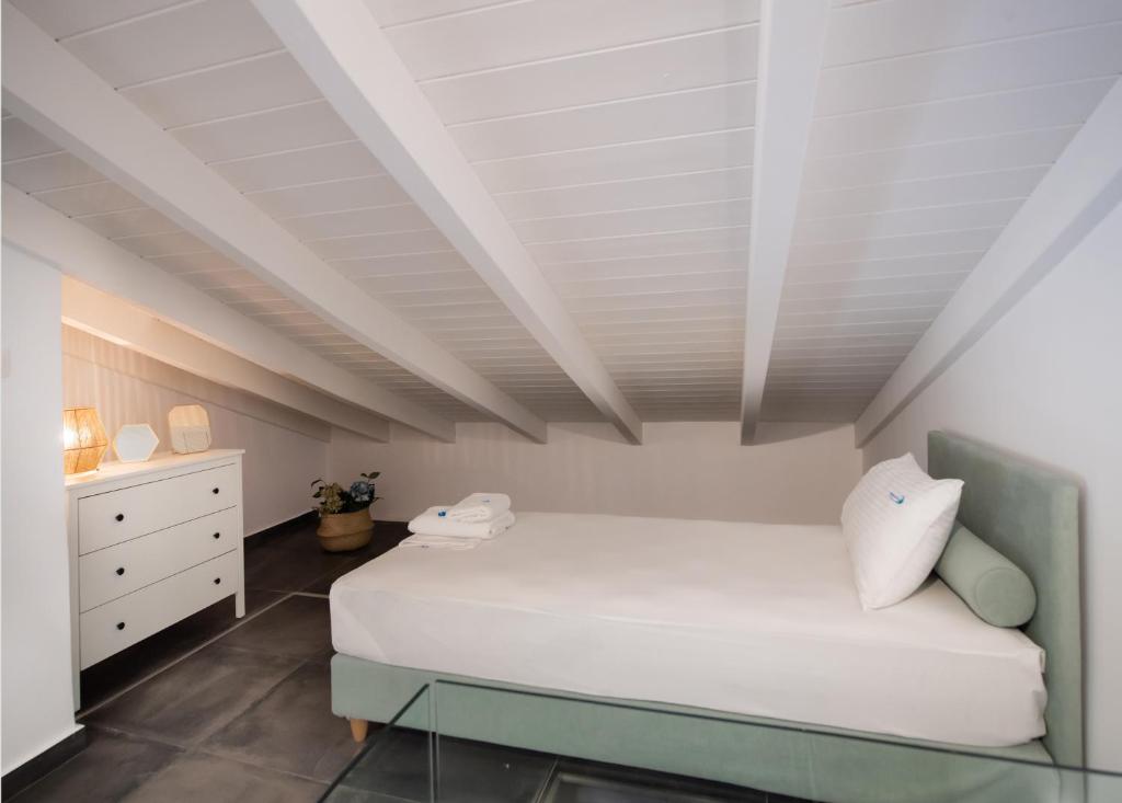 Łóżko lub łóżka w pokoju w obiekcie MELODIA LEFKADA Maisonette 1