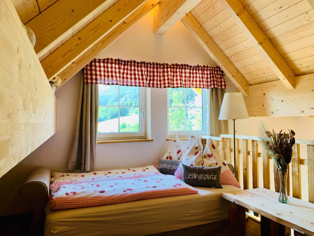 un piccolo letto in una camera con finestra di Bergheimat a Bad Goisern