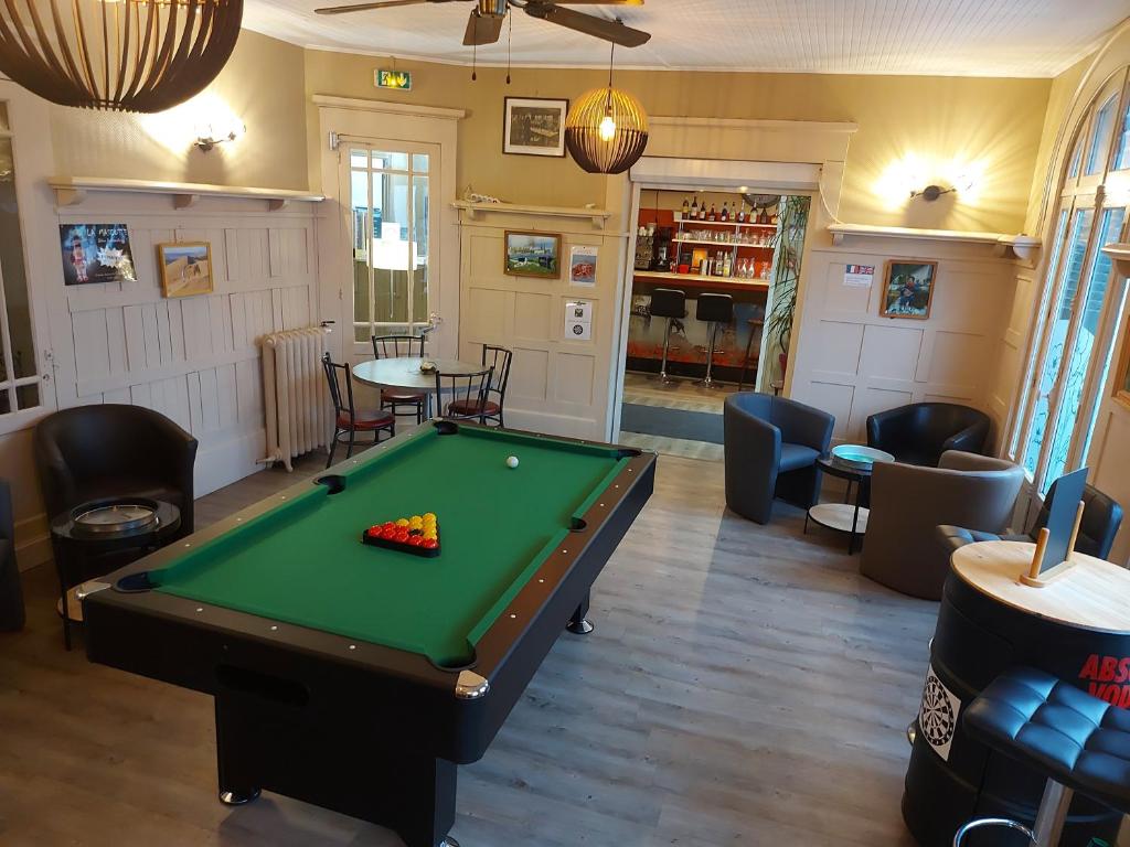 Biliár nebo kulečník v ubytování Hotel De La Paix