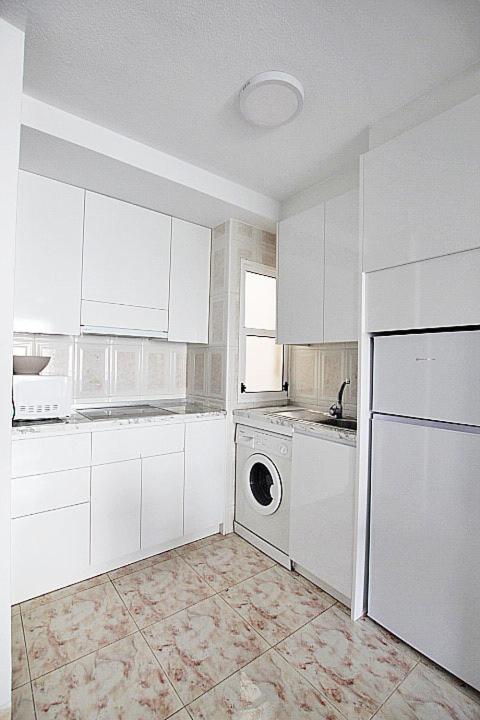 Kuchyň nebo kuchyňský kout v ubytování APN Apartamento Playa de Guardamar