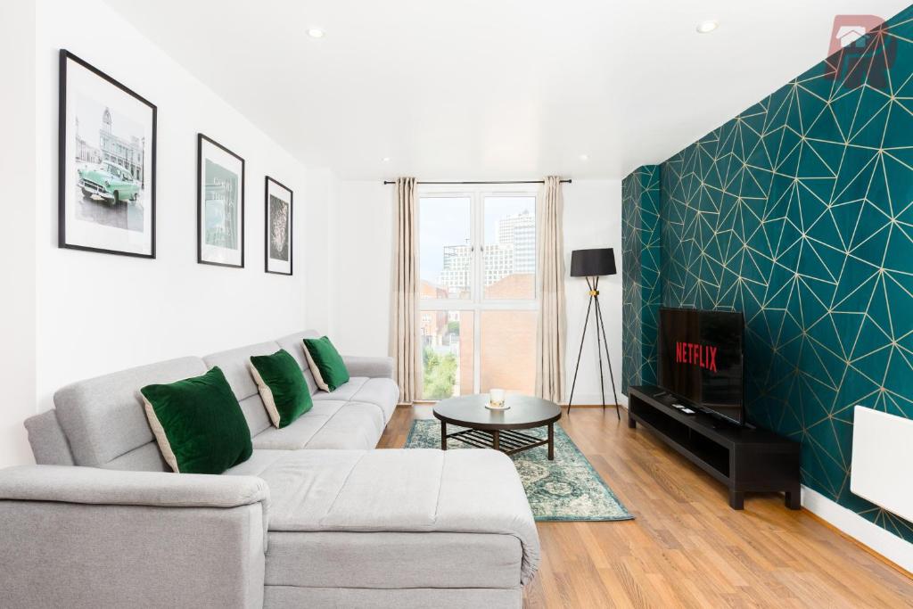 a living room with a couch and a tv at Granville Street - Spacious 2 Bedroom Apartment Birmingham City Centre in Birmingham