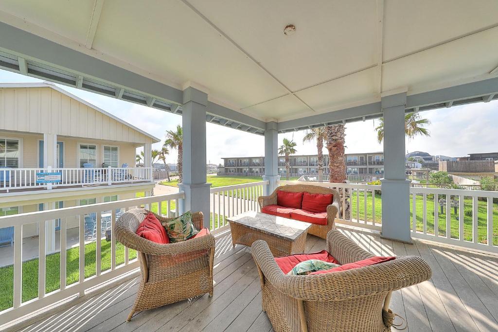 un portico con sedie, tavolo e divano di Pipeline Manor a Port Aransas